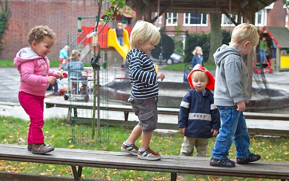 Spelen met andere kinderen is goed voor de sociale ontwikkeling van een kind. Foto ANP