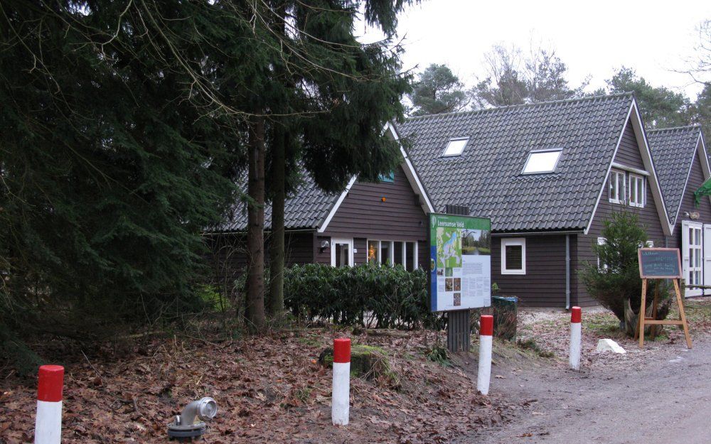 De brandput (l.) naast het kantoor van Staatsbosbeheer Heuvelrug-Zuid in Leersum.  Foto RD