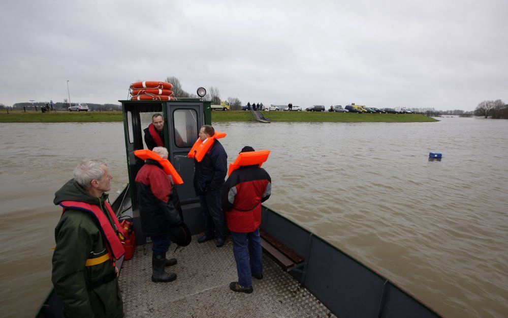 FORTMOND – Het gehucht Fortmond, nabij Wijhe, is door het hoge water in de IJssel afgesloten van de buitenwereld. Met een noodveerpontje kunnen de inwoners de zo’n honderd zielen tellende buurtschap uit. Foto Ruud Ploeg