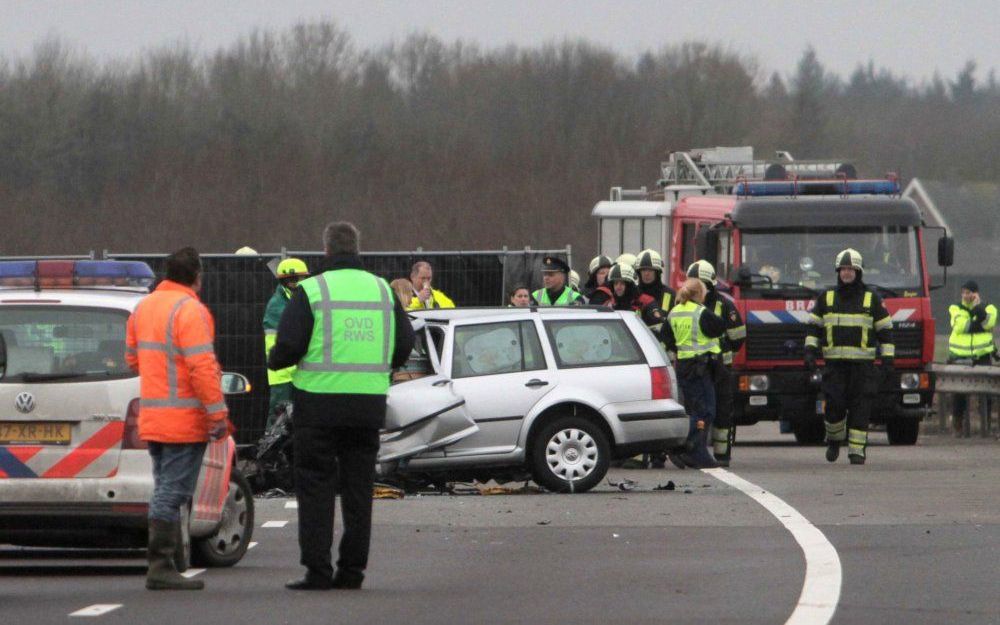 Bij een ernstig ongeval op de A50 zijn zaterdagochtend twee personen om het leven gekomen.  Foto ANP