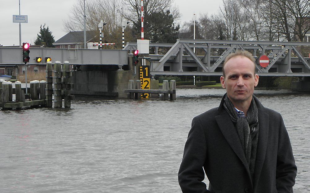 UITHOORN – Voorzitter Henk van Laar van afdeling Rijnstreek van Koninklijke Schuttevaer stoort zich aan gemeenten die bruggen in de spits niet meer open willen doen. „Geld en electoraat spelen een grote rol.” Foto RD