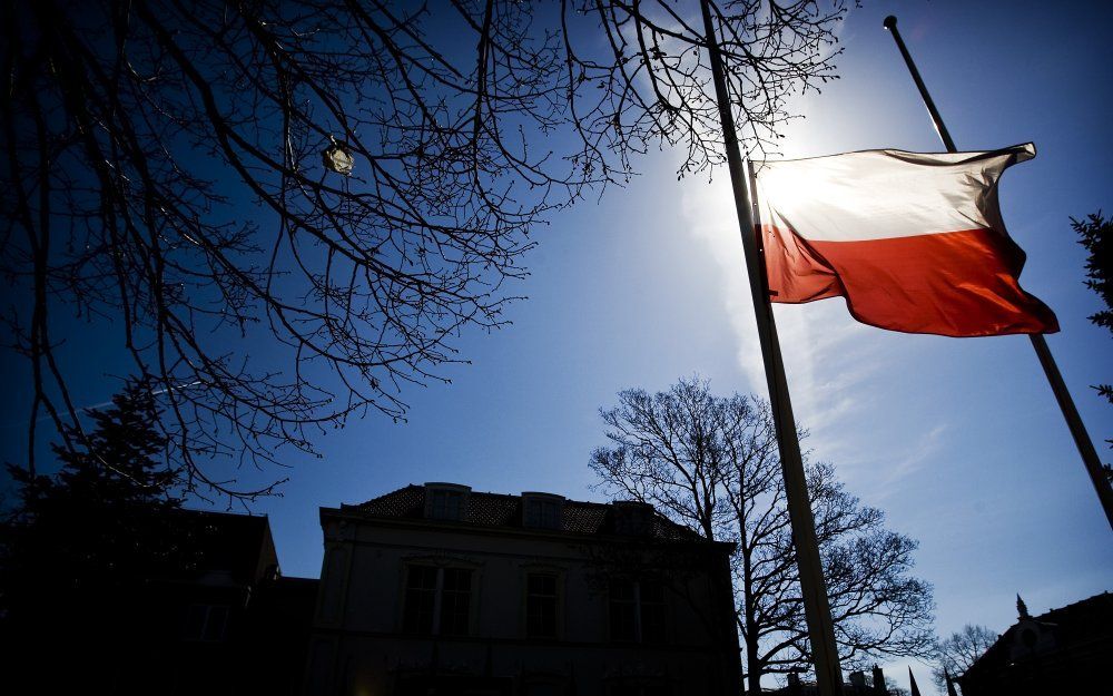 Poolse vlag halfstuk na de vliegramp. Foto EPA