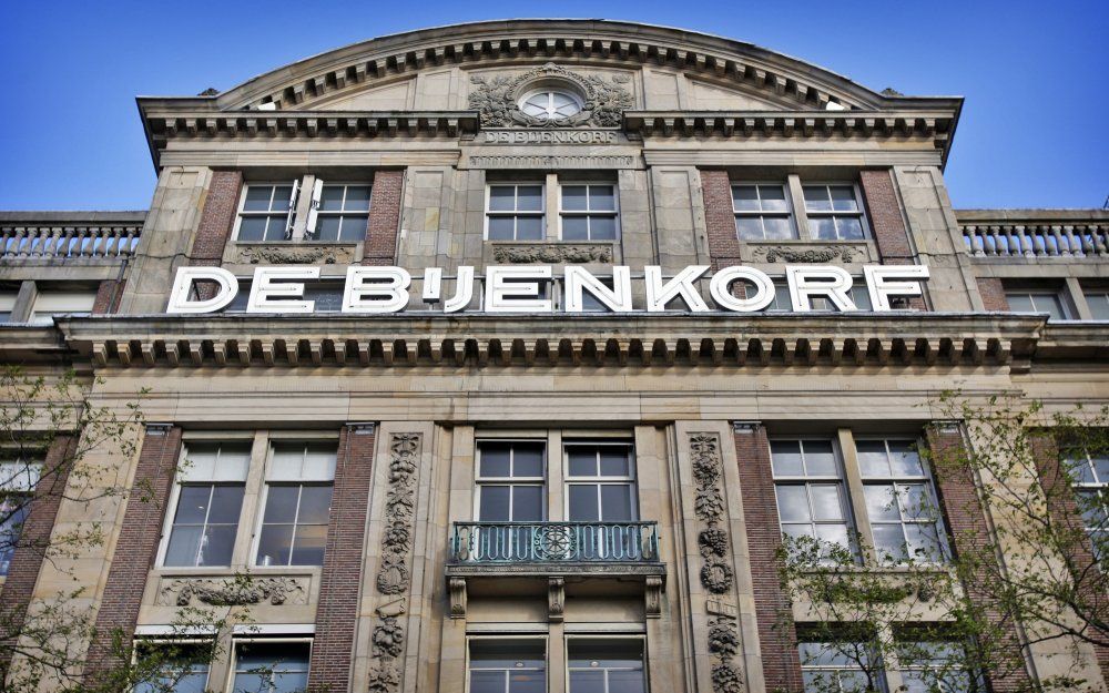 Verre bezoekers, zoals Russen en mensen uit het Verre Oosten komen graag in De Bijenkorf in Amsterdam.  Foto ANP