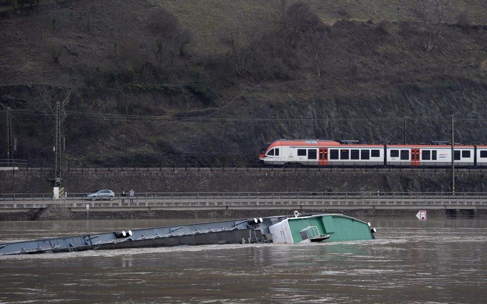 Een klein vrachtschip is woensdag bij wijze van proef langs de tanker gevaren.  Foto EPA