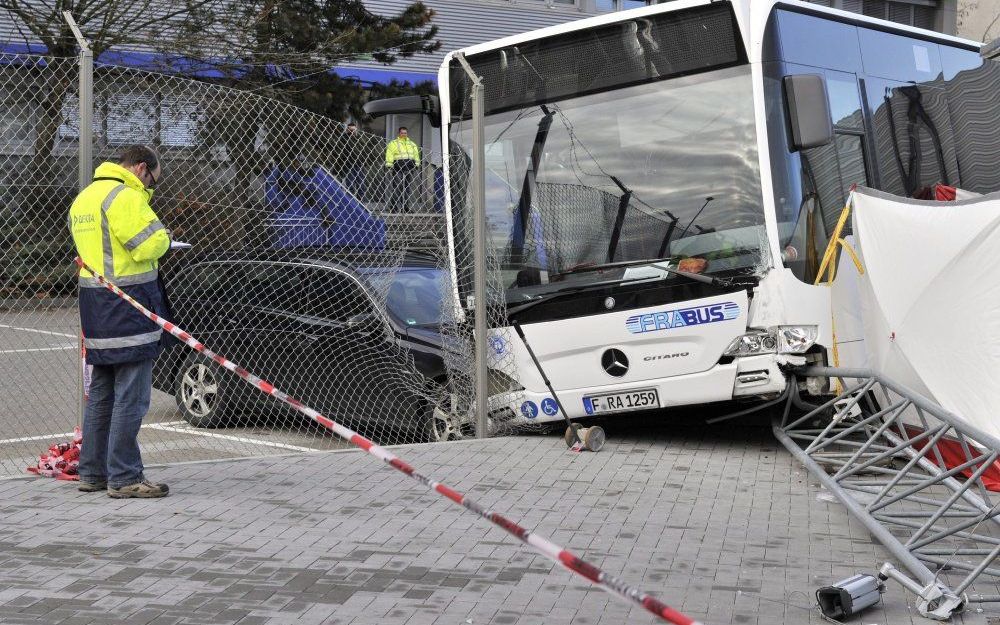 Een stagiaire van Lufthansa vond de dood onder de wielen van de bus.  Foto EPA