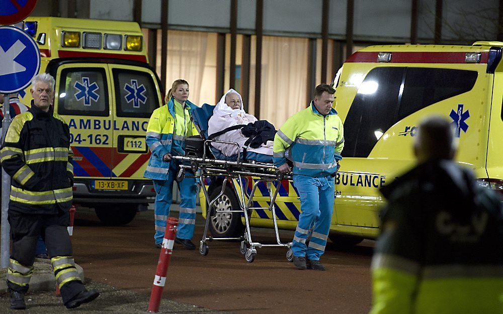 Een patiënt van de locatie Amersfoort Lichtenberg van het Meander Medisch Centrum werd zaterdagavond geëvacueerd. In totaal moesten ruim 170 patiënten het hospitaal verlaten. Foto ANP