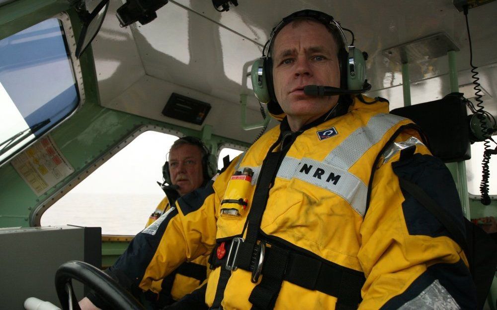 Schipper Arie Boon (r.) aan het roer. Naast hem collega Jan Stuivenga. Foto KNRM, Arie van Dijk