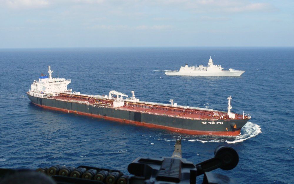 Hr. Ms. De Ruyter heeft voorkomen dat Somalische piraten bij de Golf van Aden een Libanese tanker konden kapen.  Foto ANP