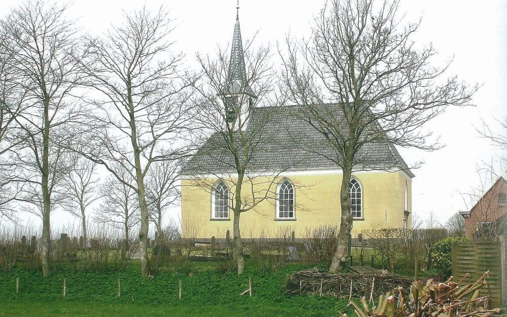 Het Groningse Stitswerd heeft een klein, knus, geel kerkje. Foto RD