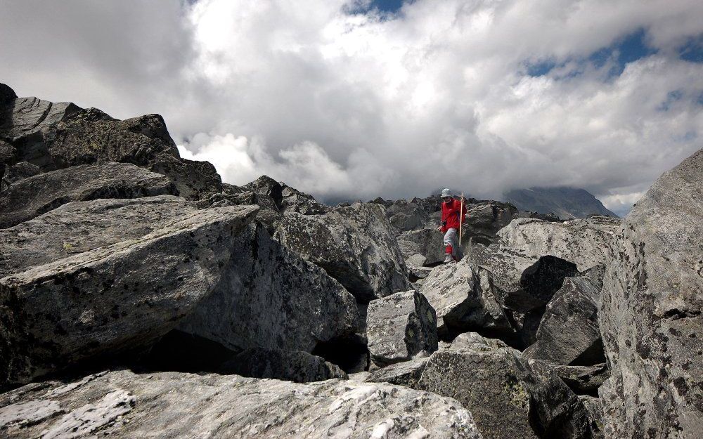 Enorme rotsblokken en laaghangende bewolking maken het contrast tussen mens en schepping groot. De eenvoudige kleurstelling maakt de plaat af. Foto Wessel van Binsbergen