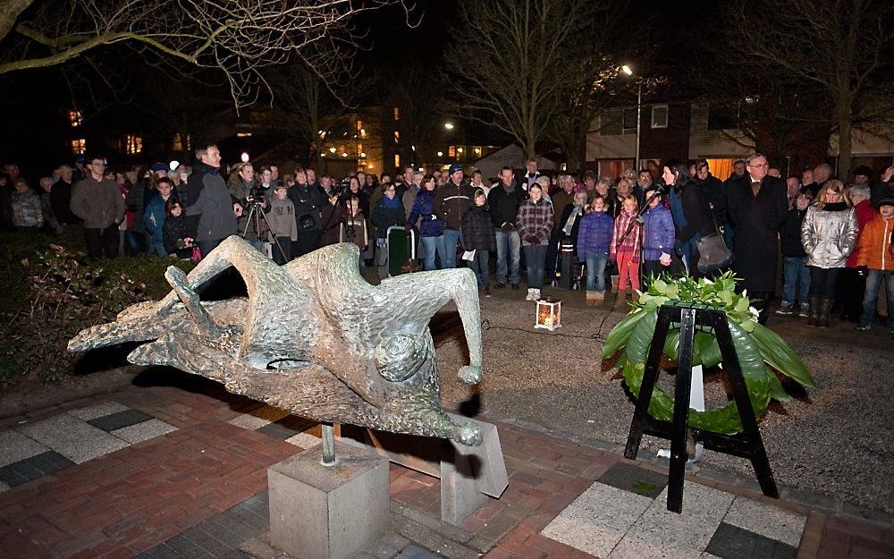 Marianda van Alphen en Kirsten Noteboom legden maandagavond tijdens de tweede officiële herdenking van de ramp van 1953 in Nieuwe-Tonge samen met burgemeester P. Zevenbergen een krans bij het watersnoodmonument. Foto Wim van Vossen Fotografie