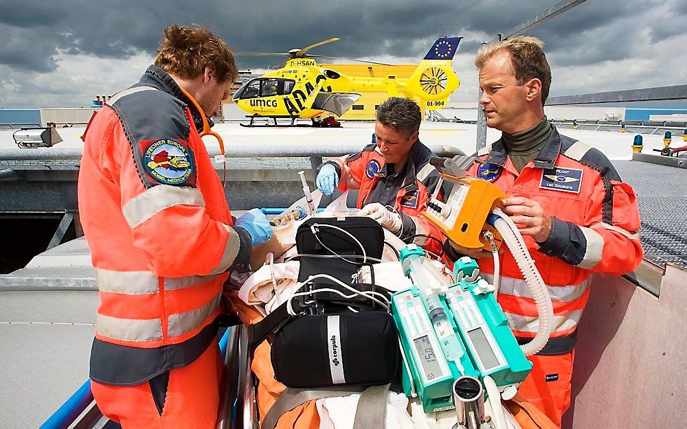 Het team van de Groningse traumahelikopter brengt een slachtoffer in het UMC in Groningen. Foto Jan Bouwman