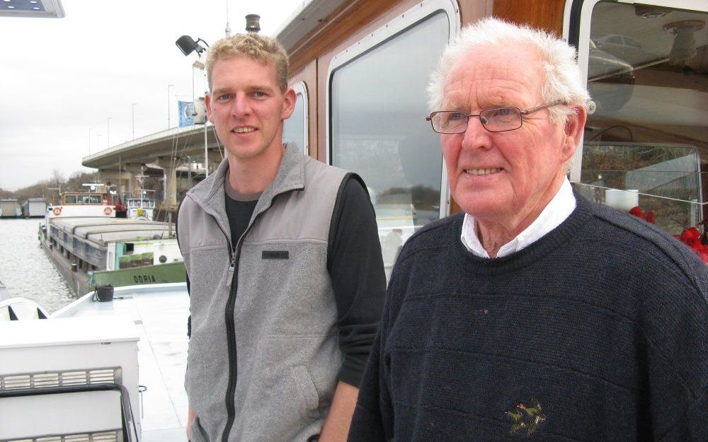 Schipper Herman Bruins Slot (l) en zijn vader zijn blij dat ze na wekenlang stilliggen weer kunnen varen op de Rijn. Foto RD