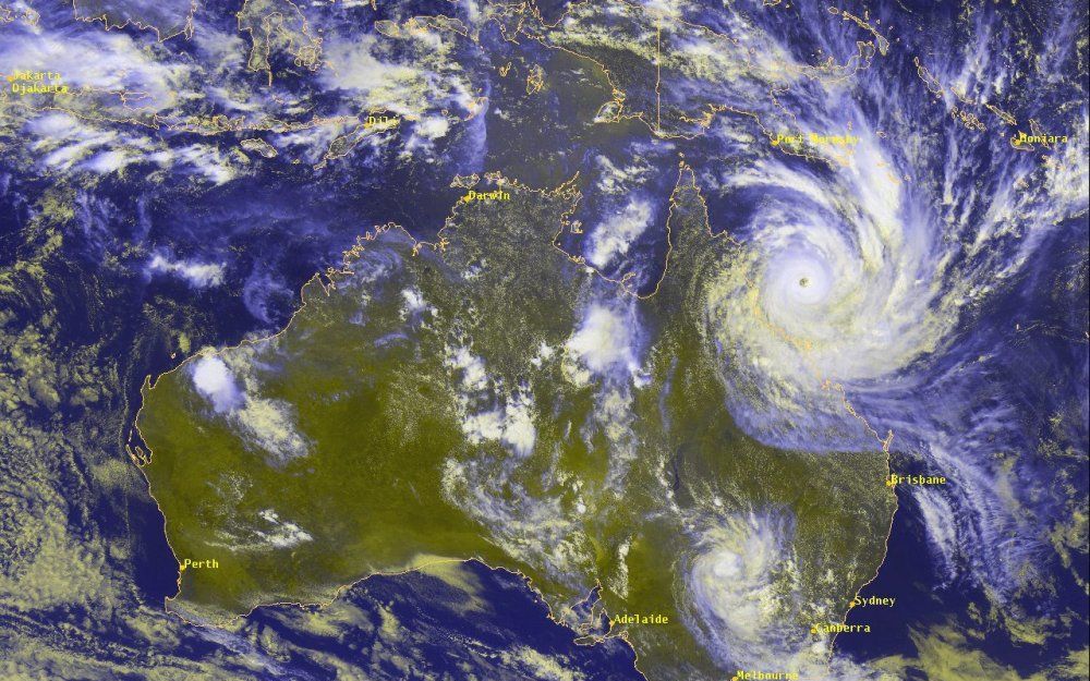 De Australische staat Queensland kampt met metershoge golven door de cycloon Yasi, die woensdag aan land kwam. Beeld EPA