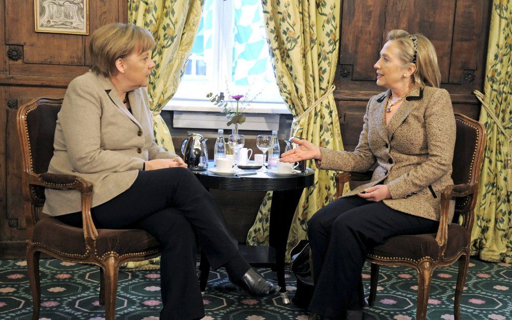 Clinton sprak met Merkel tijdens een veilgheidsconferentie in München.  Foto EPA