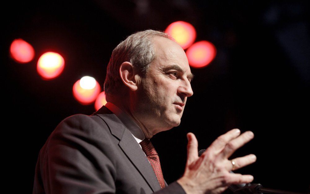 PvdA-leider Job Cohen speecht vrijdag in het Koorenhuis in Den Haag tijdens de aftrap van de Zuid-Hollandse campagne voor de Provinciale Staten.  Foto ANP