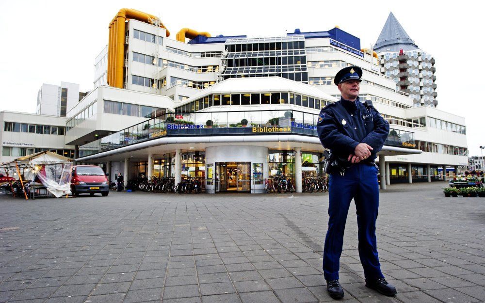 De bibliotheek in Rotterdam is zaterdagmiddag een poos ontruimd geweest na een valse melding dat er een granaat gegooid zou worden.  Foto ANP