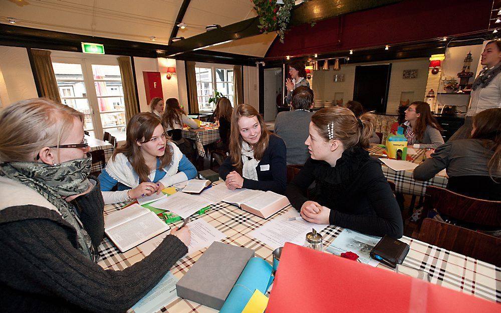 HAAMSTEDE – De Jeugdbond van de Gereformeerde Gemeenten belegde vrijdag en zaterdag diverse winterconferenties over het onderwerp doop, belijdenis en avondmaal. Foto: een bijeenkomst voor +16-jongeren vrijdag in Haamstede. Foto Wim van Vossen Fotografie