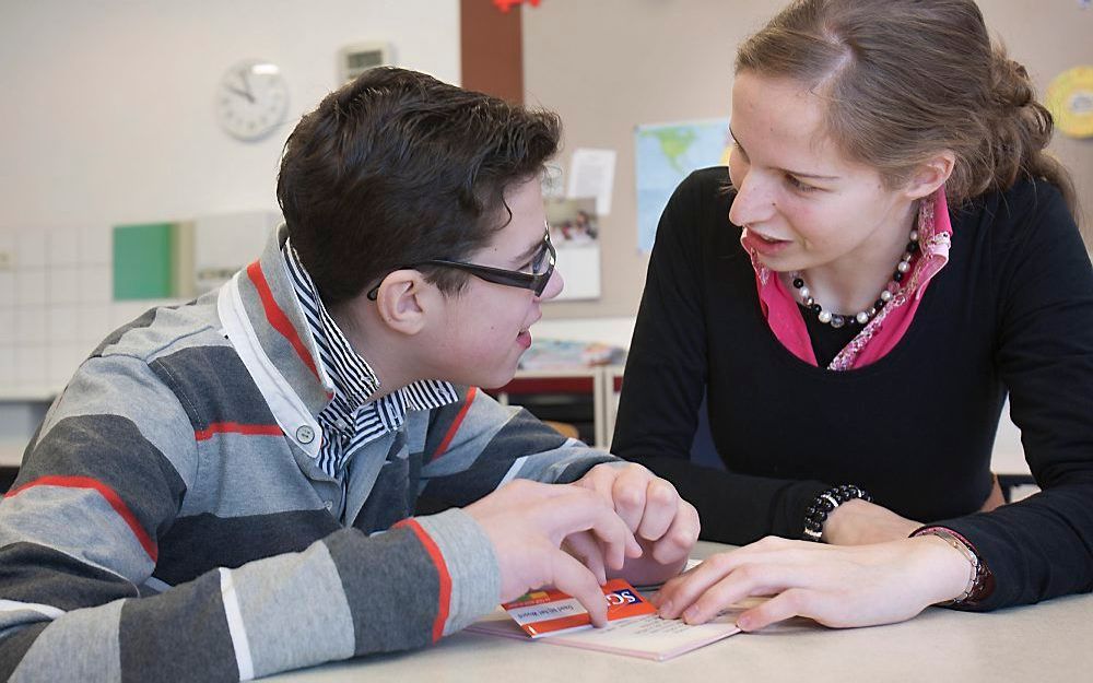 Brenda Kieft is onderwijsassistent op de Rehobothschool voor (zeer) moeilijk lerende kinderen in Ede. „Ik ga absoluut niet naar de pabo; heb het veel te goed naar m’n zin hier.” Foto Herman Stöver