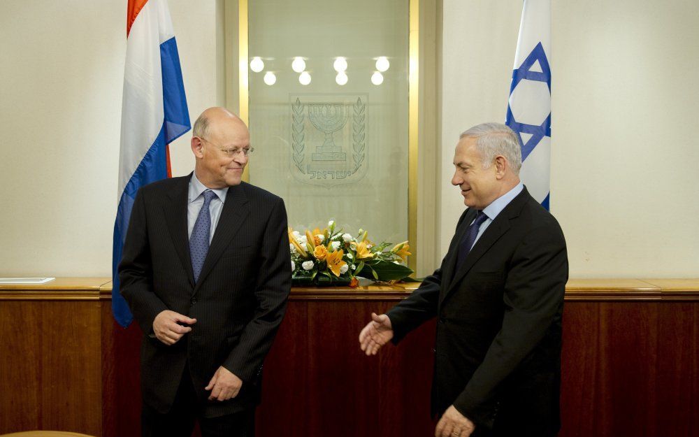 Minister van Buitenlandse Zaken Uri Rosenthal (L) bezoekt dinsdag de Israelische premier Benjamin Netanyahu in zijn kantoor in Jerusalem. Foto ANP