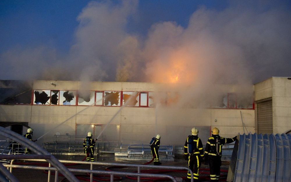 Het bedrijfsgebouw waar het vuur is ontstaan is deels ingestort.  Foto ANP