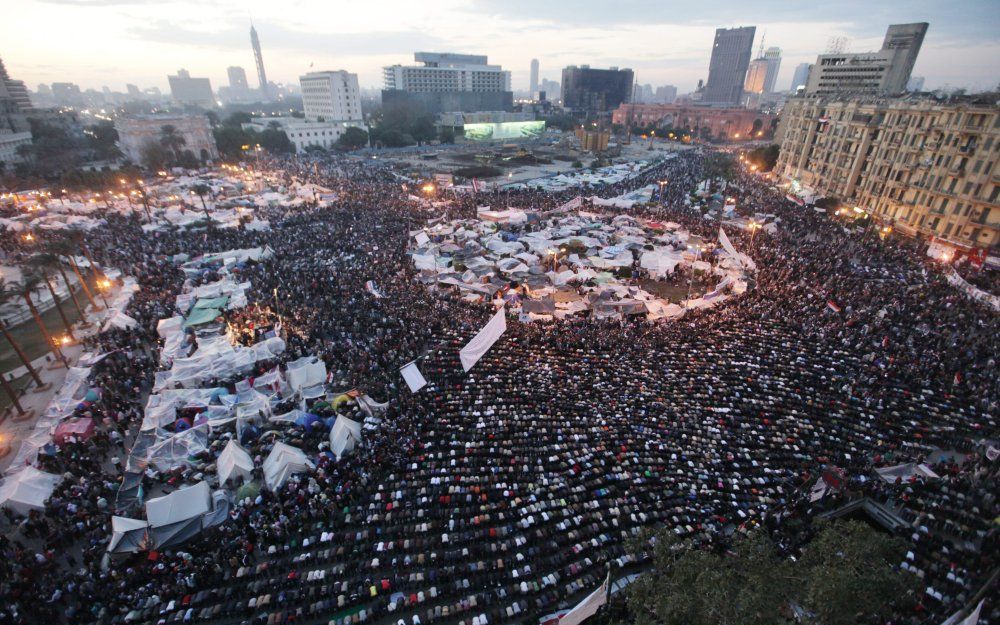 Miljoenen betogers stromen naar het Tahrirplein in Caïro nu de Egyptische president Mubarak waarschijnlijk zijn aftreden zal bekendmaken. Foto EPA