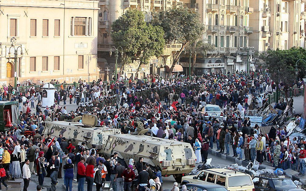 Militairen probeerden zaterdag het verkeer op het Tahrirplein in Caïro weer op gang te brengen.Foto EPA