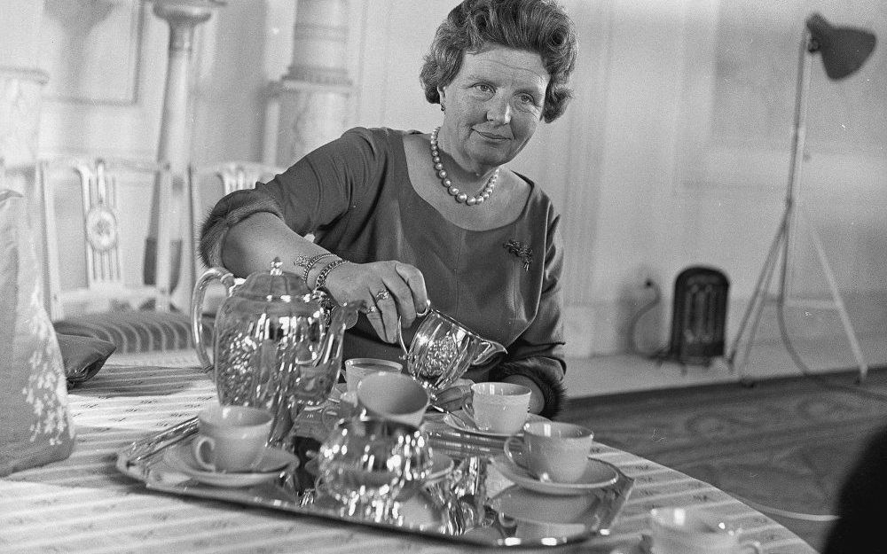 Koningin Juliana gebruikt een crèmekleurig lunchservies in de privé-eetkamer van Paleis Soestdijk. Het servies wordt geveild door veilinghuis Sotheby’s. De geschatte waarde ligt tussen de 500 en de 1000 euro. Foto Sotheby’s