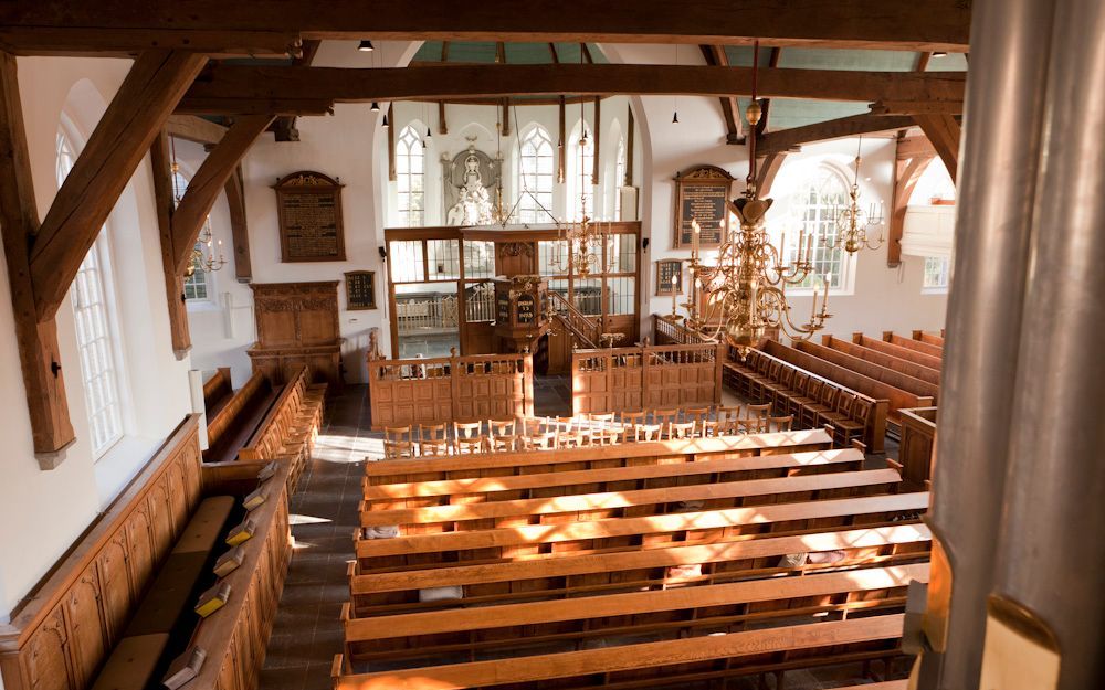 Het grafmonument staat achter de preekstoel in het koorgedeelte van de kerk. Foto André Dorst