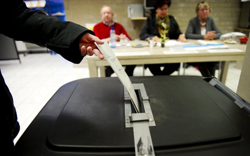 Strenge eisen aan personeel voor stembureaus moeten voorkomen dat er ongeregeldheden plaatsvinden, zoals bij tijdens de laatste gemeenteraadsverkiezingen vorig jaar. Foto ANP