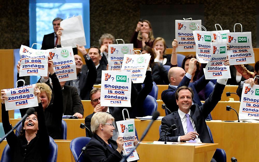 Kamerleden van GroenLinks en D66 hielden gisteren in de Tweede Kamer uit protest VVD-boodschappentassen omhoog met daarop de tekst: ”Shoppen is ook zondagsrust. De partijen laakten het uitstel dat een Kamermeerderheid van VVD, CDA, PVV, CU en SGP aanvroeg