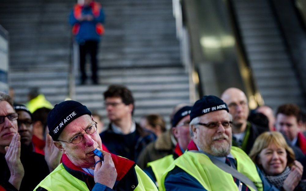 Werknemers van het Rotterdamse vervoersbedrijf RET voeren woensdag actie op het Zuidplein in Rotterdam.  Foto ANP