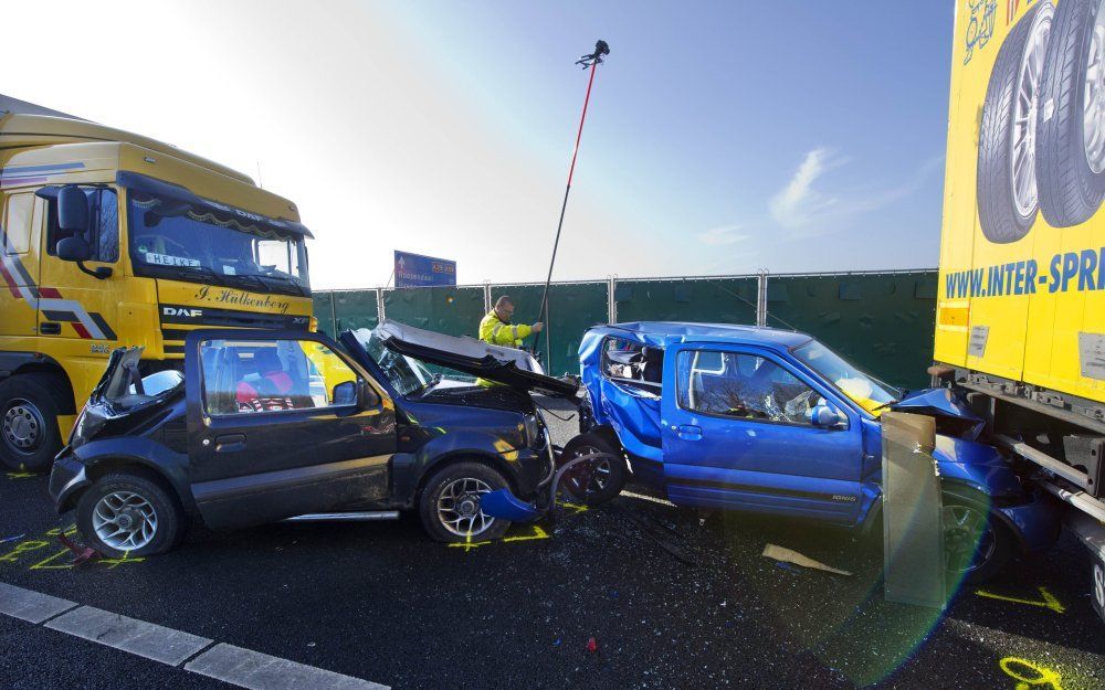 Door een ernstig ongeval op de A29 is een bejaard echtpaar om het leven gekomen.  Foto ANP