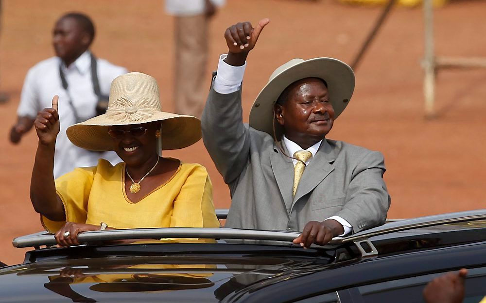 Museveni (r.) en zijn vrouw. Foto EPA