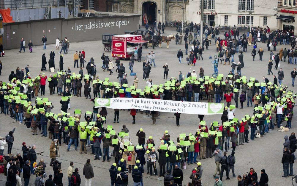 Zaterdag werd in Amsterdam een groen hart gemaakt ter gelegenheid van de actiedag Hart voor Natuur.  Foto ANP