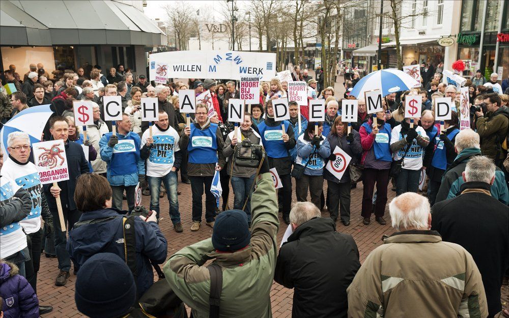 Een paar honderd werknemers hebben zich verzameld in het centrum van Oss om hun ongenoegen te tonen over de handelwijze van het moederbedrijf.  Foto ANP