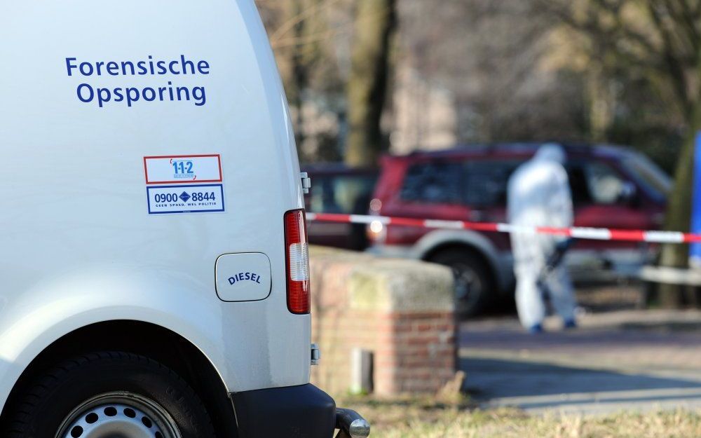 Een forensisch onderzoeker bekijkt maandag de plek in Amsterdam-Oost waar topcrimineel Stanley Hillis is neergeschoten.  Foto ANP