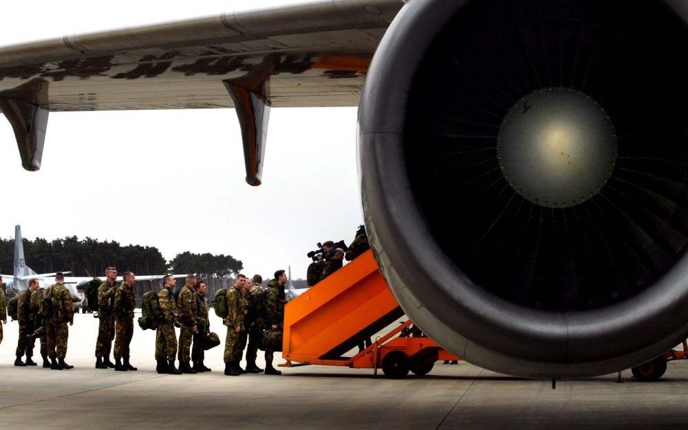 Er staat een KDC-10 transportvliegtuig klaar op vliegbasis Eindhoven om Nederlanders terug te halen uit Libië.  Foto ANP