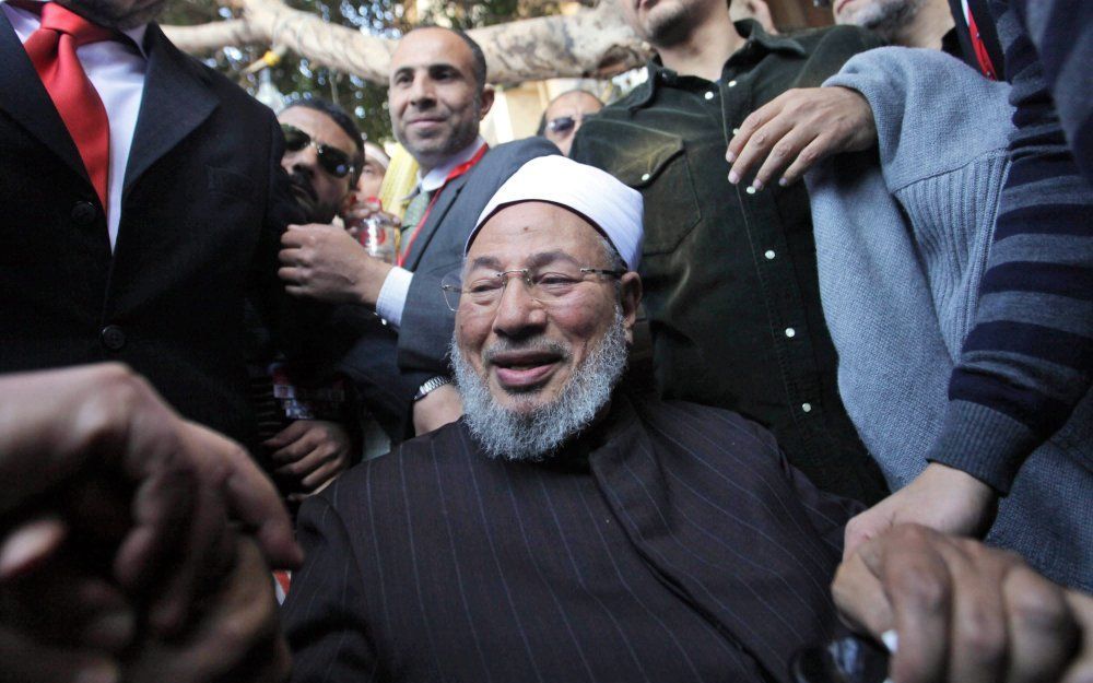 De soennitische geestelijke Yusuf al-Qaradawi heeft maandag gezegd dat het leger de Libische leider Kaddafi moet doden.  Foto EPA