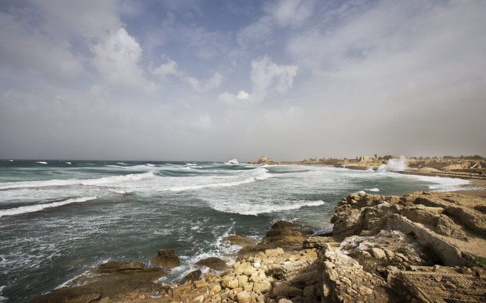 CAESAREA – Een hevige storm geselt de historische restanten van de havenstad Caesarea. Koning Herodes bouwde de stad uit tot een haven die plaatsbood aan z’n 300 schepen. Caesarea groeide daardoor destijds uit tot de tweede belangrijkste stad in het land.