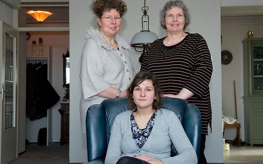 Lydia Larooij (l.), N		eeltje de Vos-Drooger (m.) en Dini Larooij ervaren hun doofheid niet als negatief. Al typeren ze hun beperking wel als een verborgen handicap. Ze zijn dan ook blij met het werk van stichting Dovenzorg Gereformeerde Gemeenten. Foto F