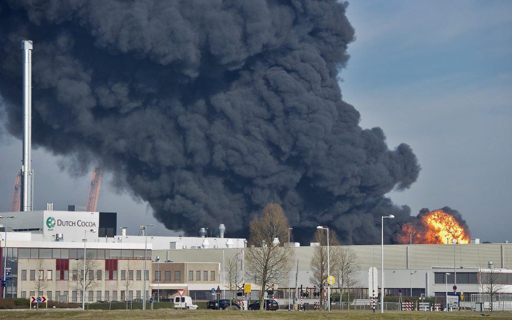 Er zijn nauwelijks concentraties schadelijke stoffen gevonden na de brand in het Westelijk Havengebied.  Foto ANP