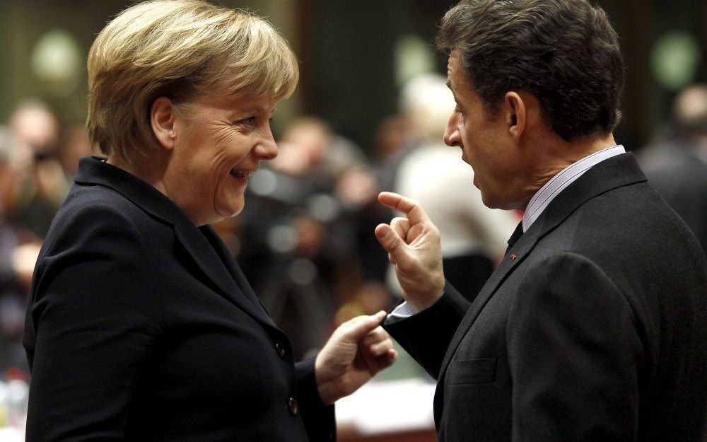 Bondskanselier Merkel (l.) en president Sarkozy (r.) zijn het eens over nauwere economische samenwerking binnen het eurogebied, maar hun plannen stuiten op verzet van andere landen. Foto EPA