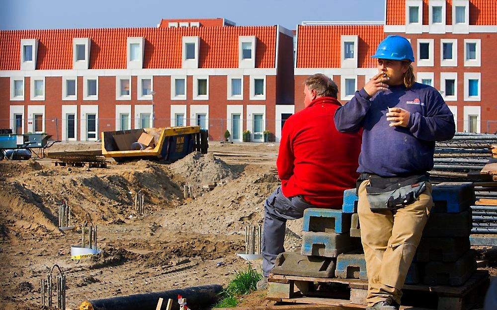 De bouwsector verkeert nog steeds in zwaar weer. Dit jaar groeit de totale bouwproductie naar verwachting met 1 procent. Dat komt voornamelijk door het herstel in de woningbouw. De utiliteitsbouw en de grond-, water- en wegenbouw vertonen een kleine krimp