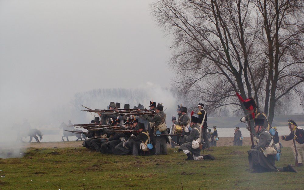 POEDEROIJEN – Soldaten van de Napoleontische Associatie der Nederlanden vuren op hun tegenstanders. Nederlanders, Engelsen, Pruisen en Russen speelden zaterdag de slag om Slot Loevestein na. De Fransen hielden daar van december 1813 tot maart 1814 nog sta