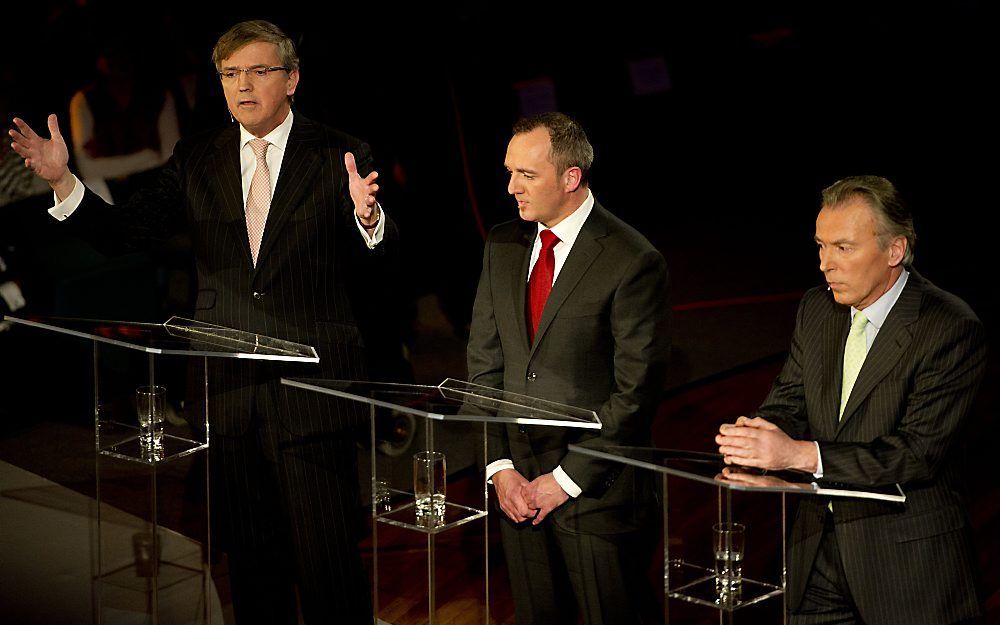 Loek Hermans (l.) voert het woord tijdens het verkiezingsdebat dat maandag in de Erasmus Universiteit in Rotterdam werd gehouden. Foto ANP