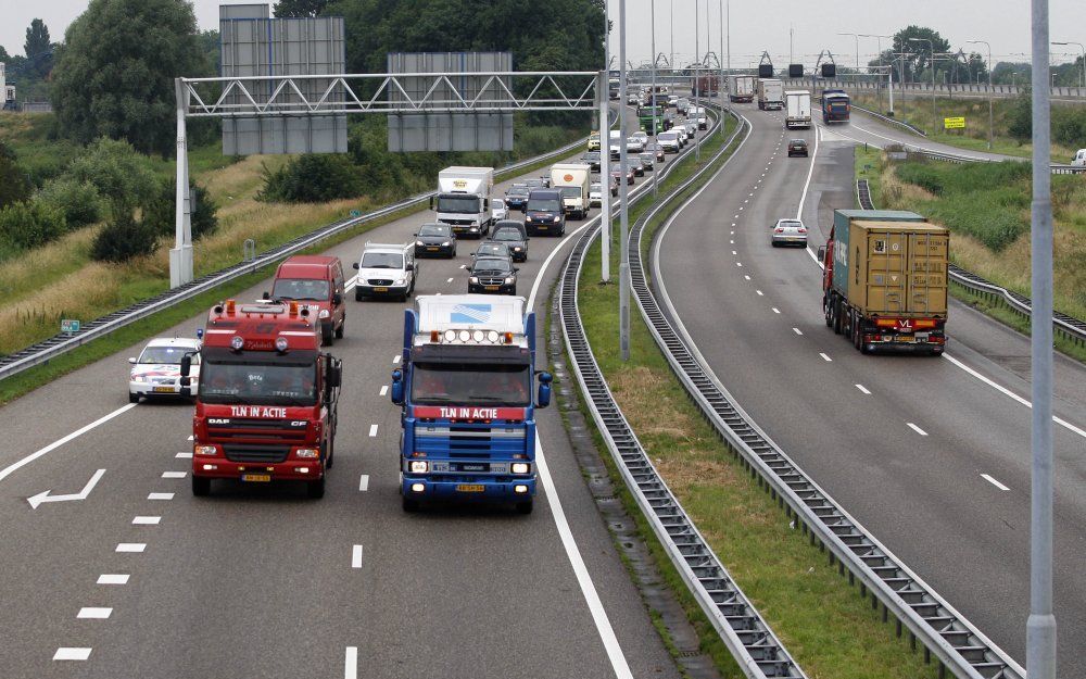 Vrachtwagens op de A15. Foto ANP