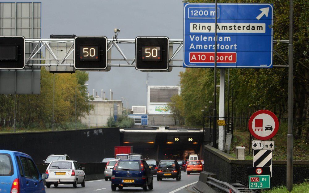 De Coentunnel richting Zaanstad is dinsdagmiddag afgesloten voor alle verkeer vanwege drie ongelukken.  Foto ANP