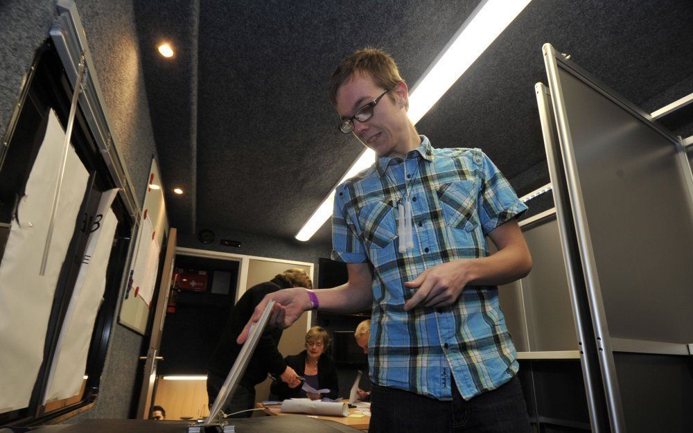 Een kiezer brengt in Leeuwarden in de nacht van dinsdag op woensdag zijn stem uit voor de Provinciale Statenverkiezingen. Foto ANP