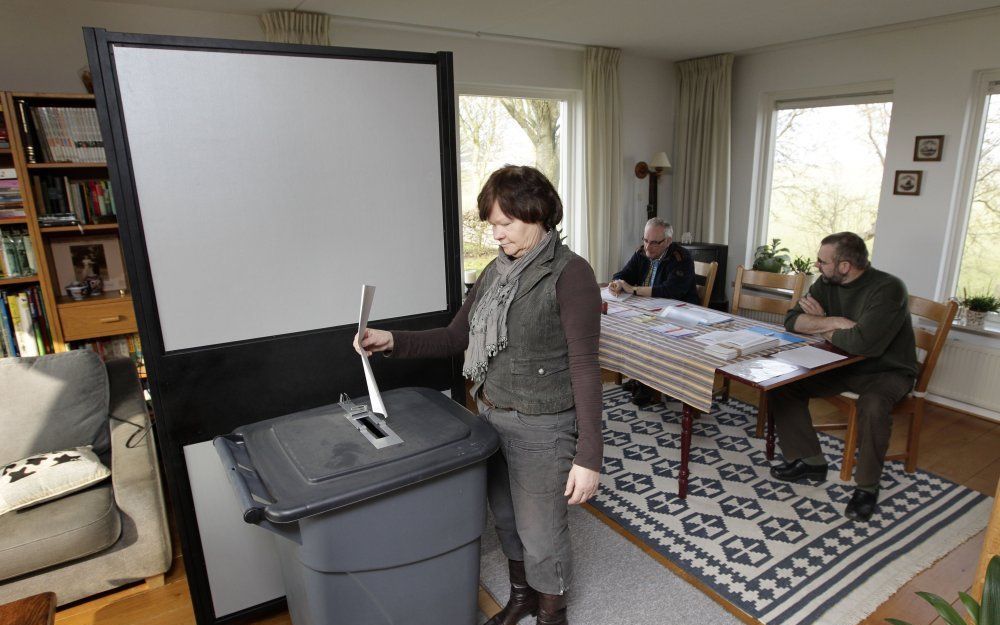 In Marle (Overijssel) brengt een kiezer zijn stem uit voor de verkiezingen van de Provinciale Staten in een stembureau dat is gevestigd in een huiskamer. Marle heeft in de verkiezingstijd het kleinste stembureau van Nederland. Dit stembureau is al sinds 1